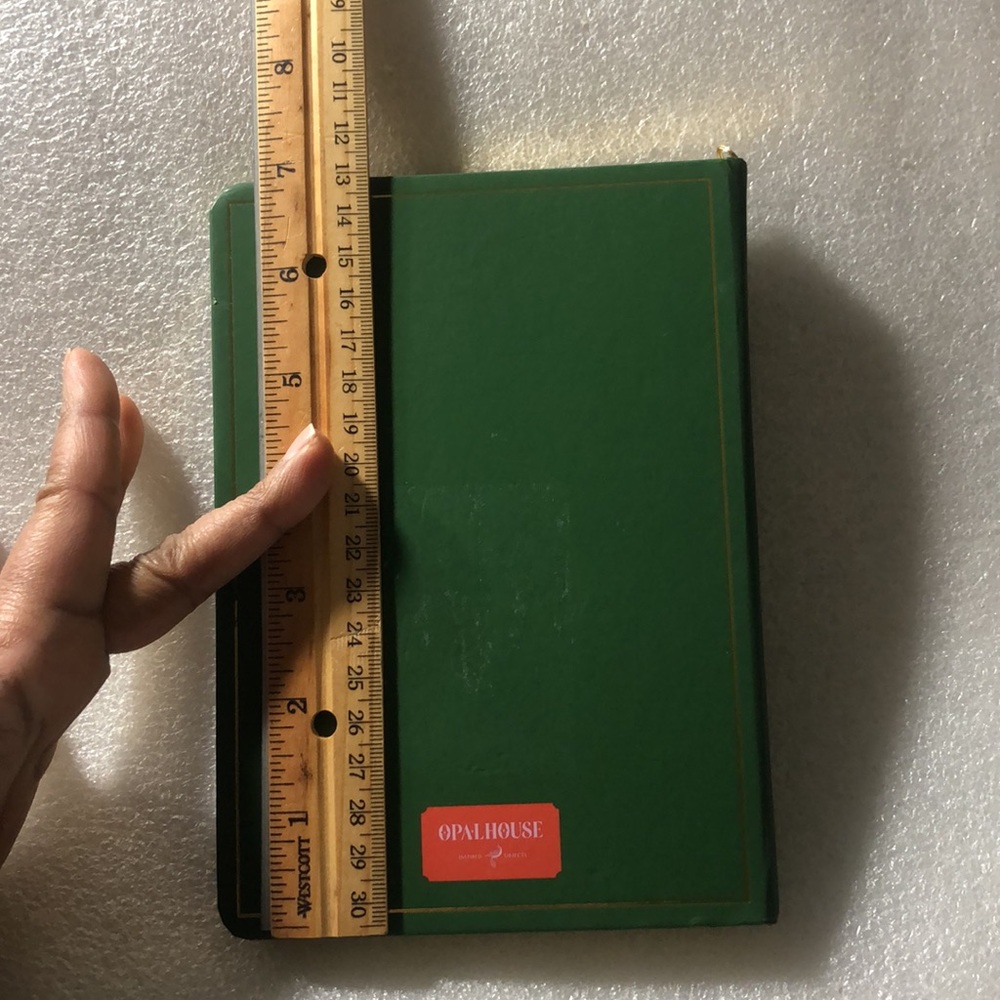 Alphabet “R” note book with golden details - Picture 14 of 17